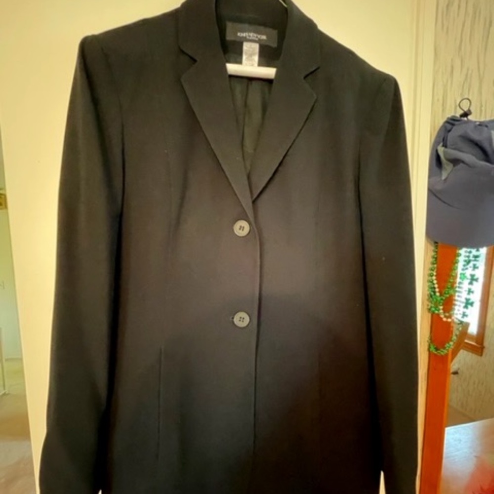 Jones New York  Black Pantsuit Fully lined Size 8